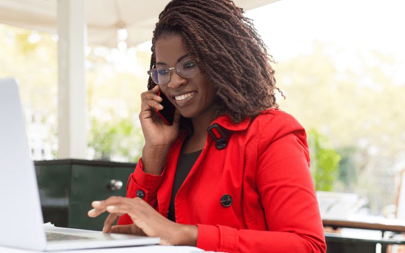 Na imagem, vemos uma profissional falando ao telefone e sorrindo. Ela busca representar o engajamento de cada geração nas empresas.