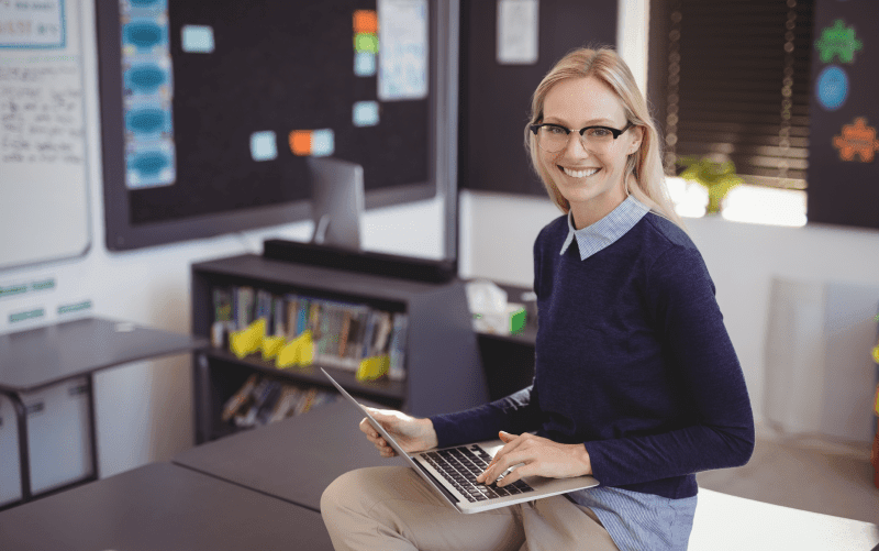 A imagem mostra uma mulher sentada e com um notebook no colo. A ideia é representar as novas formas de trabalho.