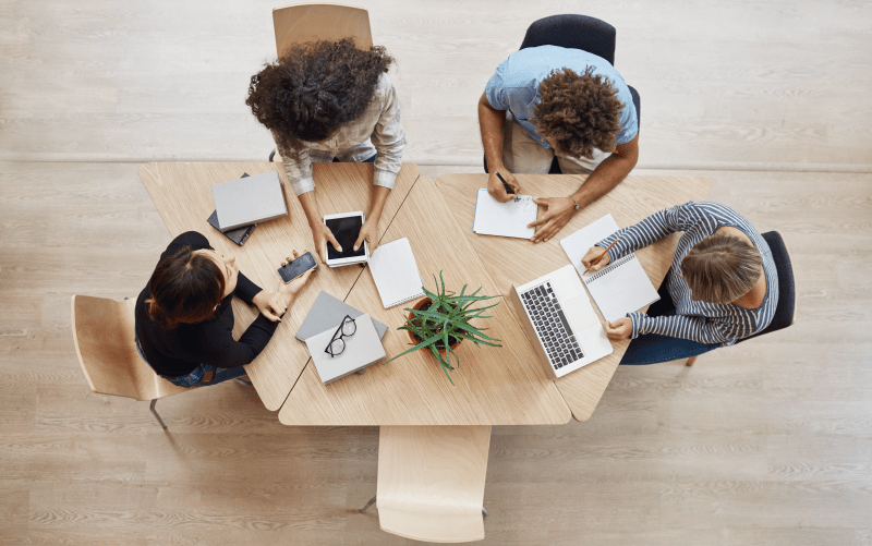 jovens participando de processo seletivo de trainee e estágio