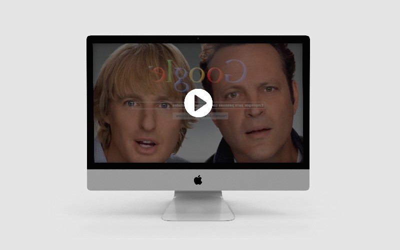 A imagem traz um computador com o fundo de tela mostrando os protagonistas do filme "Os Estagiários".