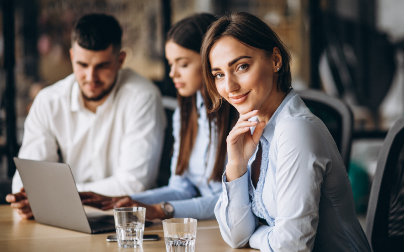 A imagem mostra três pessoas sentadas conversando, cada uma delasrepresenta ums dos tipos de profissionais, seja x, y ou t.