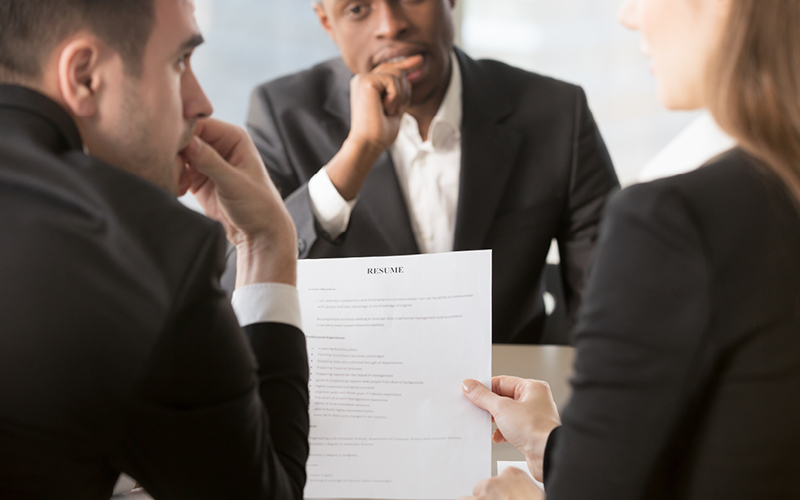 A imagem mostra gestores e recrutadores decidindo os passos para se contratar um trainee