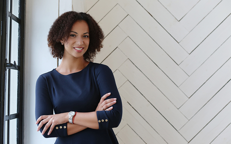 Na imagem mostra a foto de uma mulher que ocupa o cargo de liderança em sua empresa