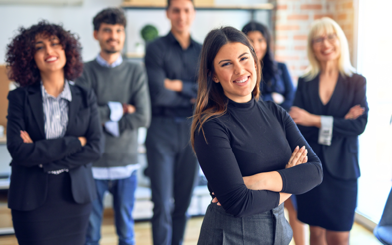 Pessoas diversas em foco na imagem. Todas elas vestem roupas mais formais e se portam com mais autoridade na imagem, indicando seus diferentes estilos de liderança.