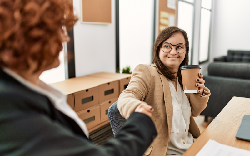 Mulher sendo contratada após ter sido aprovada em um processo de seleção por competências.