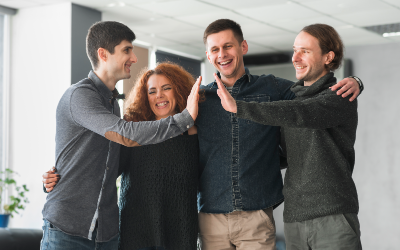 Grupo de pessoas comemorando os resultados obtidos por meio da estratégia de people first nas empresas.