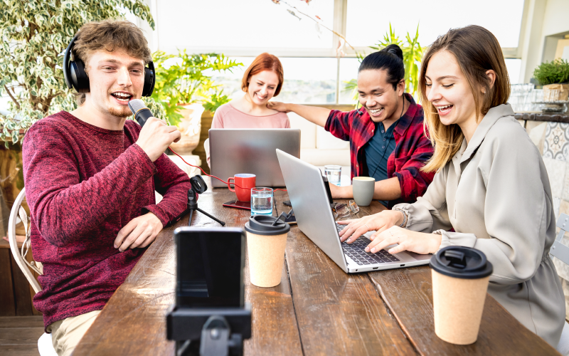 Homens e mulheres jovens para ilustrar como liderar a geração Z em empresas