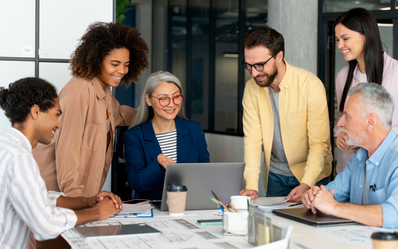 Imagem de capa de blog post sobre liderança horizontal nas empresas e como esse modelo de gestão potencializa equipes.