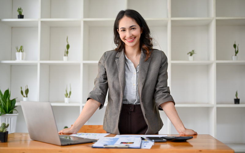 Imagem de capa de blog post sobre o que é c-level e como contratar esse profissional. Na foto há uma mulher jovem em destaque, representando uma nova liderança em uma empresa.