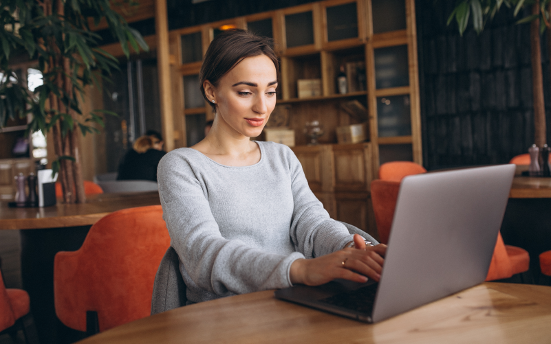 Imagem de capa para blog, que aborda as novas profissões do futuro. Na foto, uma jovem mulher em foco trabalhando em um notebook.