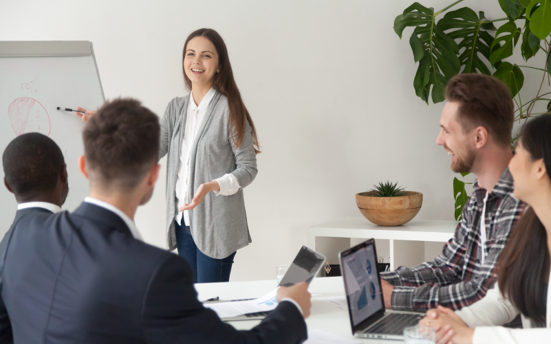 Mulher profissional ESG em apresentação corporativa para um grupo de pessoas